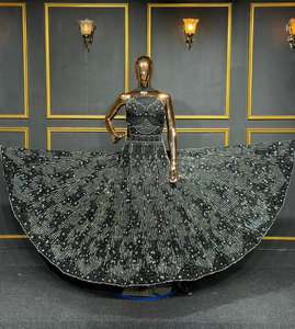 Lehenga choli nupcial de estilo tradicional, con bordado completo de jarkan, un diseño de cinturón atrevido y un amplio vuelo para un estilo grandioso. - Product Image 2