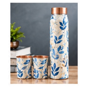 Bouteille d'eau en cuivre doré à motif feuille de cobalt avec couvercle en cuivre, ensemble portable en verre bleu ivoire à motif vigne - Product Image 1