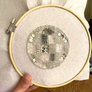 Vente en gros de hauts brodés perlés avec des détails artistiques pour les marques de vêtements féminins - Product Image 2