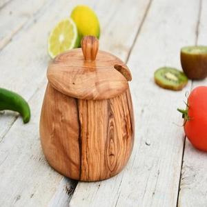 Contenedor de Almacenamiento de Alimentos de Madera, Apto para Lavavajillas, Diseño Redondo Moderno Hecho a Mano con Tapa de Madera y Cucharas, de Craft Emporium Exports - Product Image 1