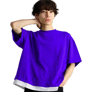 Camiseta Negra Extra Grande de Algodón para Hombre con Dobladillo en Contraste Blanco, Cuello Redondo, Manga Corta, Estilo Minimalista - Product Image 4