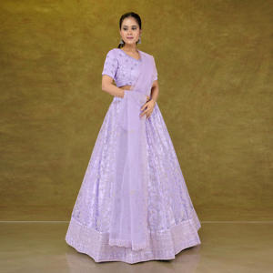 Conjunto de Lehenga Choli de tela fina con adornos artesanales refinados y dobladillo tejido ancho |   Ropa de Ceremonia y Festiva para Mujer para Negocios al por Mayor - Product Image 2