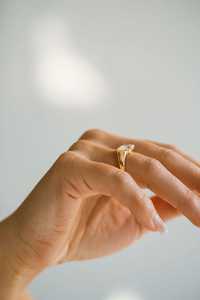Bague pavée incurvée en or jaune 14 carats avec diamant de laboratoire taille marquise 2,01 carats East West, certifiée IGI, bijou de promesse de mariage tendance - Product Image 4