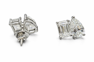 Boucles d'oreilles clous Toi et Moi en or pur 14K avec émeraude et diamant taille poire 0,5 ct, clarté DEF VS-VVS, pour mariage et usage quotidien - Product Image 3