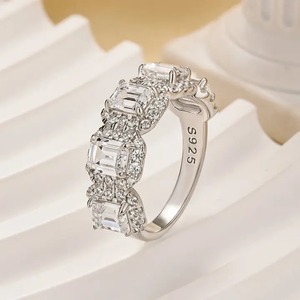 Bague d'anniversaire élégante en argent sterling plaqué or blanc avec pierre blanche en moissanite taille émeraude et halo, en argent 925, pour femme. - Product Image 2