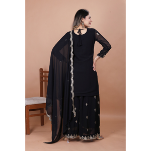 Haut en faux georgette avec broderie intérieure en micro-coton, associé à un pantalon palazzo brodé et à une dupatta richement brodée. - Product Image 4