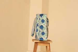 Bolso tote de lona acolchado hecho a mano con estampado floral de granada azul, estilo nacional, bolso de hombro, bolso tote de tela acolchada, bolso floral - Product Image 2