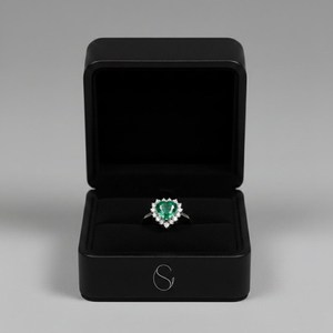 แหวนทองคำขาว 14KT รูปหัวใจ ประดับมรกตเพาะเลี้ยงและเพชรเพาะเลี้ยง - Product Image 1