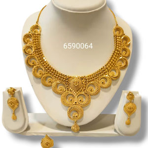 AWAIS HOUSE Anillo de compromiso y boda para mujer, chapado en oro de 6 gramos, latón, estilo hip hop, con diamantes engastados en forma de garra infinita - Product Image 1