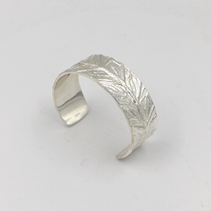 Bracelet manchette en laiton argenté fait main avec plume - Jonc ouvert gravé motif feuille style bohème - Cadeau ajustable inspiré de la nature pour elle - Product Image 5