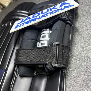 Protège-tibias de cricket noirs personnalisés 2026 de haute qualité et confortables, équipement de protection de qualité avec logo et couleur personnalisables - Product Image 5