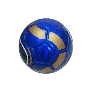 Ballon de football en caoutchouc à logo classique, design robuste, cousu à la machine, très demandé - Product Image 2