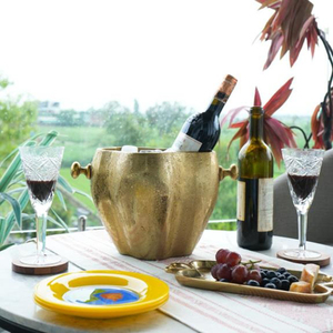 Seau à glace texturé en or cannelé pour champagne, avec un bord ondulé organique et des poignées classiques élégantes pour l'accueil des invités - Product Image 6