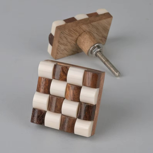 Pomo Cuadrado de Resina Ecológico Hecho a Mano para Muebles de Cocina - Product Image 1