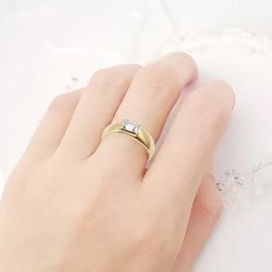 Anillo de Compromiso de Oro con Diamante Cultivado en Laboratorio con Corte Esmeralda y Engaste de Bisel, Estilo East West, para Mujer, Regalo Perfecto para Uso Diario - Product Image 5