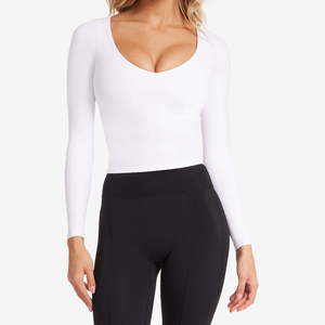 Top corto negro de manga larga con cuello en V para mujer, con ribete rosa y estampado de logotipo, estilo deportivo ajustado - Product Image 3