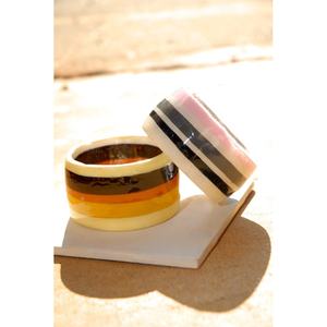 Brazaletes Artesanales de Resina y Madera, Accesorios de Moda de Cristal que Reflejan un Trabajo Único - Product Image 1