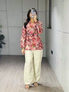 Elegante conjunto plazo con Kurti corto, presenta un hermoso top colorido adornado con láminas doradas, tiene mangas largas y ligeramente fruncidas. - Product Image 2