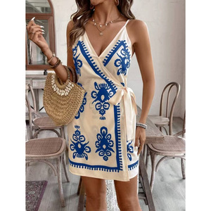 Commerce extérieur 2026 – Nouvelle collection estivale transfrontalière : Mini-robe décontractée à imprimé tropical abstrait, col en V, détail noué, taille haute et manches à volants, idéale pour les vacances. - Product Image 3