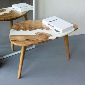 Mesa auxiliar moderna hecha a mano de madera y resina con borde natural, acabado en epoxi, temática natural, decoración para el hogar a los precios más bajos. - Product Image 1