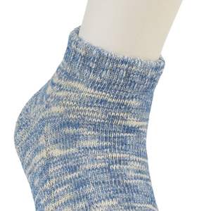 Paire de chaussettes courtes bleu clair mélangé en coton biologique durable, résistantes aux odeurs, douces au toucher, pour l'été et le quotidien - Product Image 3