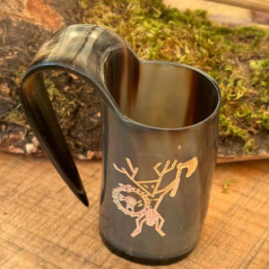 Jarra vikinga personalizada con runas, taza premium de cuerno auténtico, taza de cuerno de buey para la época renacentista, jarra de cerveza vikinga con personalización. - Product Image 1