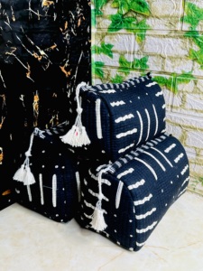 กระเป๋าใส่เครื่องสำอางพิมพ์ลายดอกไม้สีฟ้าขาว น้ำหนักเบา 3 ชิ้น พร้อมซิปและสายคล้อง กระเป๋าเครื่องสำอางสำหรับเดินทาง อุปกรณ์จัดระเบียบเครื่องสำอาง - Product Image 1