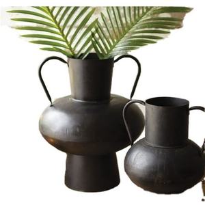 El llamativo portavelas de cristal y metal realza tanto los temas decorativos modernos como los tradicionales. - Product Image 4