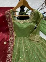 Robe de style Anarkali en soie de qualité supérieure avec broderie de paillettes et dupatta en dentelle fantaisie
