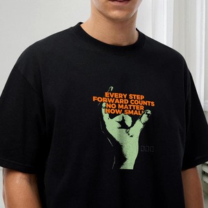 T-shirt noir oversize pour homme avec impression de main verte et citation motivante, sérigraphié, col rond, manches courtes, style décontracté - Product Image 4
