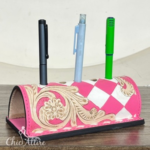 Soporte para Bolígrafos de Cuero Rosa a Cuadros con Diseño Floral Hecho a Mano 2026, Organizador de Escritorio Estilo Western, Accesorio de Regalo de Oficina de Diseño, Decoración de Escritorio - Product Image 1