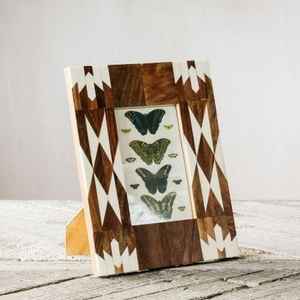 Cadre photo en bois naturel avec panneau arrière facile à ouvrir pour un remplacement rapide des photos - Product Image 4