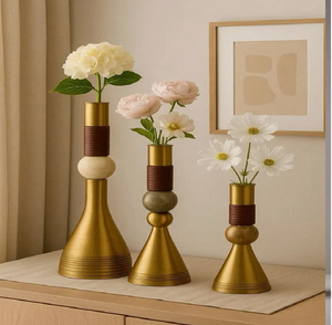 Elegantes jarrones metálicos dorados pulidos en forma de lágrima con bordes asimétricos para un aspecto interior de lujo. Disponible a precios de mayorista. - Product Image 4