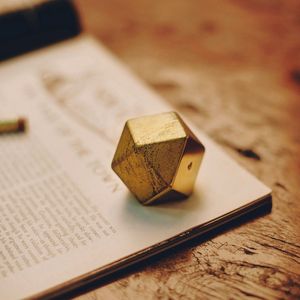 Elegant Metal <b>Paperweight</b> For Professional Desk Setup And Premium Corporate Stationery Gift Packaging - Product Image 2