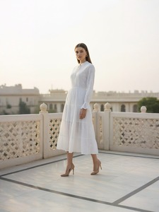 Robe midi blanche à manches longues, col noué, broderie, coton, tenue quotidienne modeste pour femme, couleur unie, ourlet évasé, printemps - Product Image 2