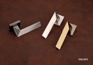 Poignée de porte carrée moderne de luxe en alliage de zinc doré brossé avec garniture de serrure noire pour meubles et portes - Product Image 2