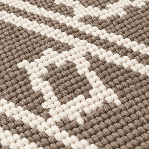 Alfombra geométrica hecha a mano, rectangular, moderna, beige y blanca, de algodón, para decoración del hogar, con base de goma antideslizante. - Product Image 1