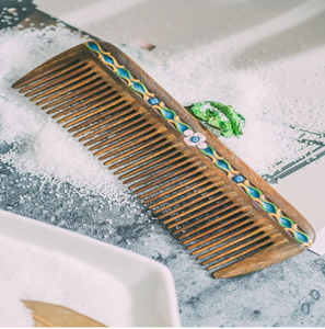 Peigne à cheveux en bois naturel orné d'un accent floral en nacre et d'un pompon de perles vertes, disponible à prix de gros. - Product Image 6