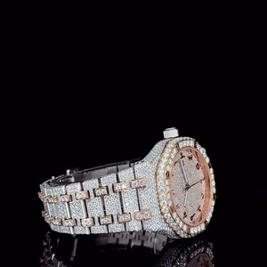 Reloj de pulsera de lujo bicolor con detalles en oro rosa, esfera con diamantes, números únicos y elegante brazalete para hombre. - Product Image 2