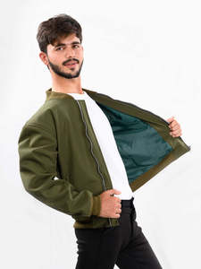 เสื้อแจ็คเก็ตบอมเบอร์สีเขียวมะกอกสำหรับผู้ชาย ทรงปกติ ปิดด้วยซิป สีพื้น ผ้าโพลีเอสเตอร์ เหมาะสำหรับใส่ในฤดูใบไม้ร่วง - Product Image 2