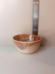 ชามเซรามิกทรงสวยหรู เคลือบสีอำพันอุ่น ดีไซน์ศิลปะ รูปทรงกะทัดรัดอเนกประสงค์ ทนทาน ปลอดภัยสำหรับอาหาร เหมาะสำหรับการรับประทานอาหารในทุกวันอย่างมีระดับ - Product Image 3