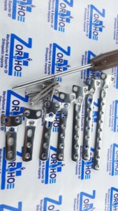 Plaque de fixation en acier inoxydable de haute qualité 4,5 mm, 3 à 10 trous et vis Cortex 4,5 mm (68 pièces) SS 316L ORTHO ZE-00026 - Product Image 6