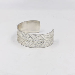 Bracelet manchette en laiton argenté fait main avec plume - Jonc ouvert gravé motif feuille style bohème - Cadeau ajustable inspiré de la nature pour elle - Product Image 2