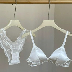 Ensembles de soutien-gorge et culottes en dentelle avec logo personnalisé, lingerie sexy pour femmes de haute qualité - Product Image 1