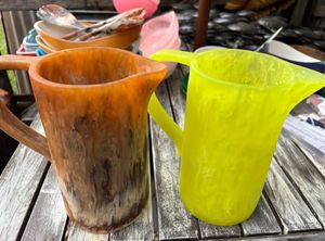 Carafe à eau en résine faite à la main avec poignée, écologique, non toxique, sans BPA, capacité 1,8 L, moderne, luxueuse, élégante, compatible micro-ondes, pour les fêtes - Product Image 3