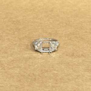 แหวนทองคำขาว 14KT แบบคลาสสิก ประดับเพชรแล็บโกรว์ทรงครึ่งวงกลม 1.96 กะรัต พร้อมเพชร LGD ตรงกลาง ดีไซน์หรูหรา เหมาะสำหรับงานเลี้ยง - Product Image 5