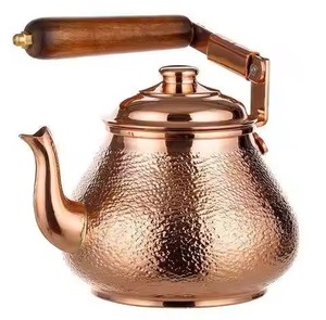 Théière élégante en métal pour articles de cuisine et accessoires de table haut de gamme - Product Image 1