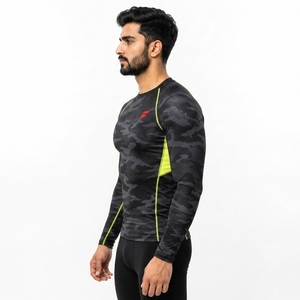 Camiseta de compresión cómoda, hecha con materiales duraderos, diseño flexible y rendimiento transpirable para entrenamientos diarios. - Product Image 6