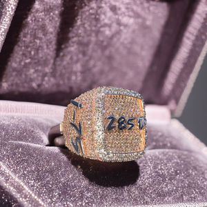 Bague de fiançailles tendance et luxueuse en argent 925 plaqué rhodium avec diamant moissanite hip-hop, sertie à griffes, numéro et lettre personnalisés - Product Image 6