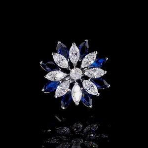 Bague à grappe florale en diamant de laboratoire bleu et blanc de taille marquise - Product Image 1